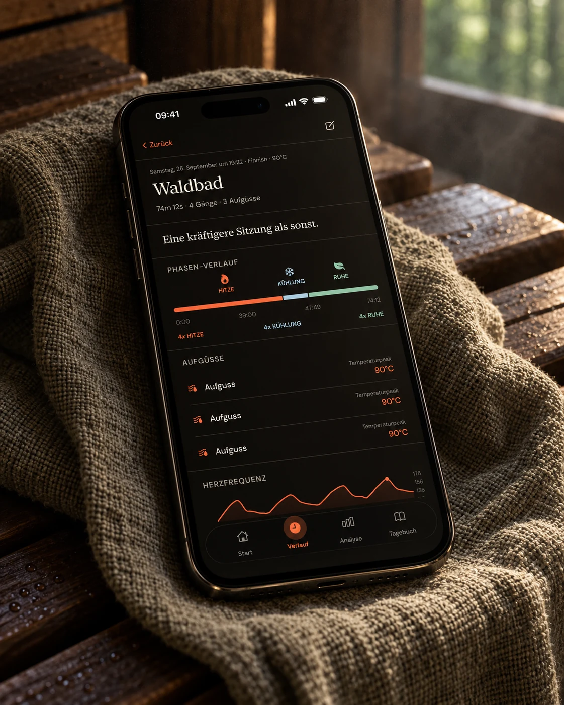 iPhone mit dem Sitzungsdetail auf einem Leinentuch, Phasen-Verlauf und Aufgüsse, im Hintergrund Wald durchs Fenster