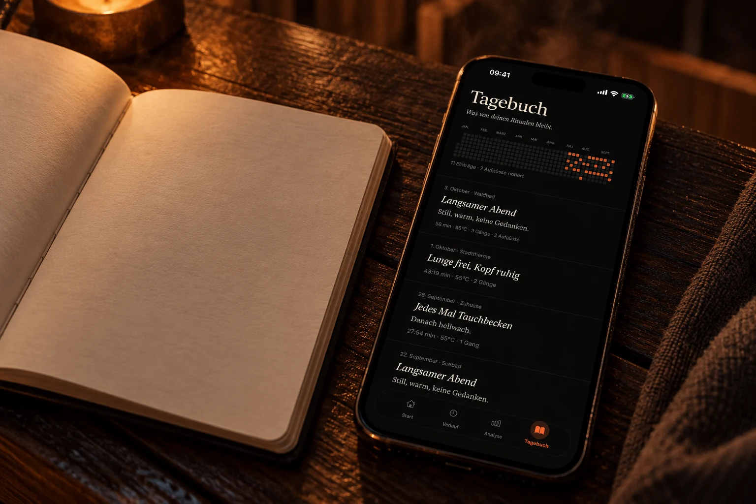 Offenes Notizbuch neben dem iPhone mit dem Schwitz-Tagebuch im Kerzenlicht